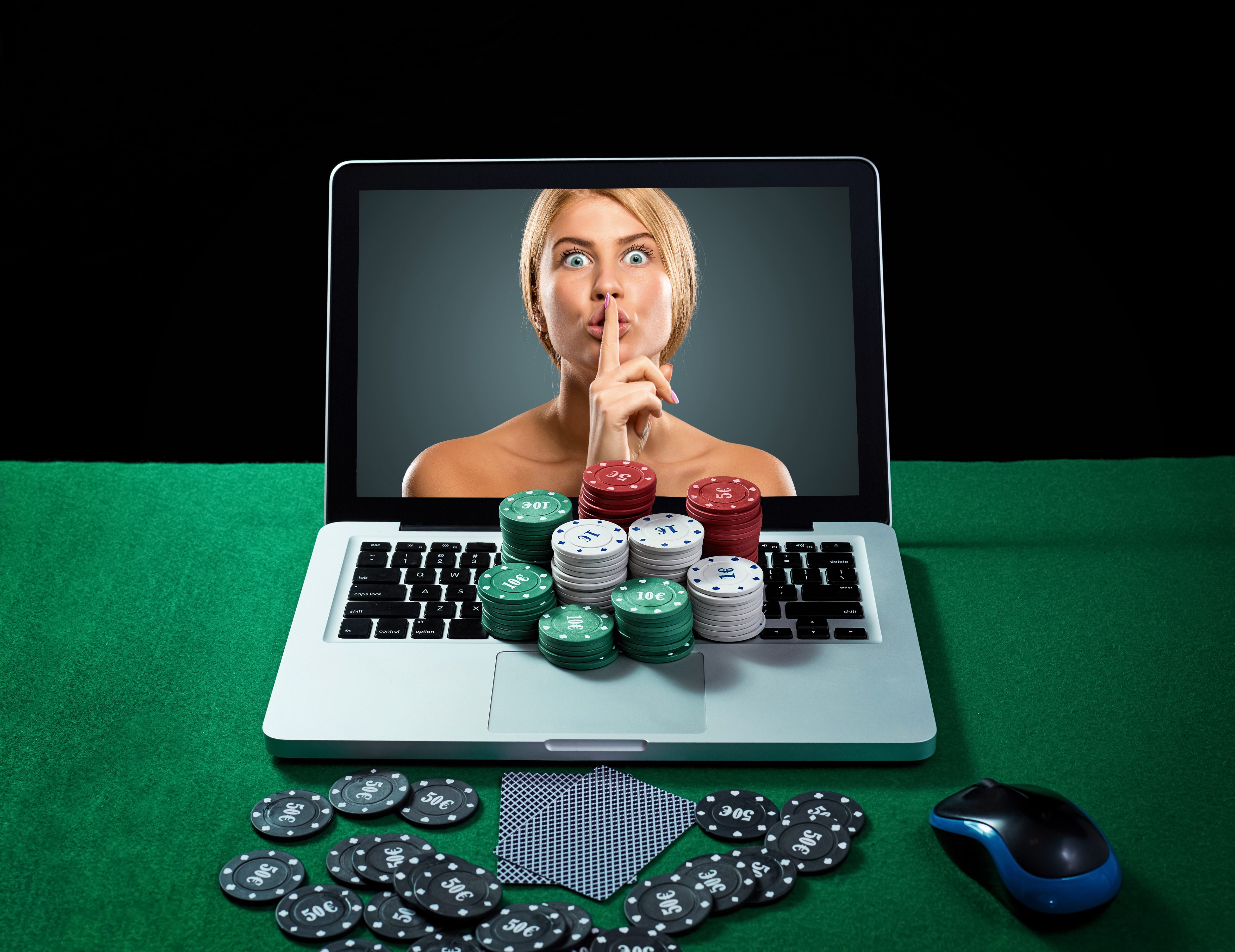 A woman presenting an online gambling platform on a computer screen, demonstrating the features and benefits of starting an online casino business.