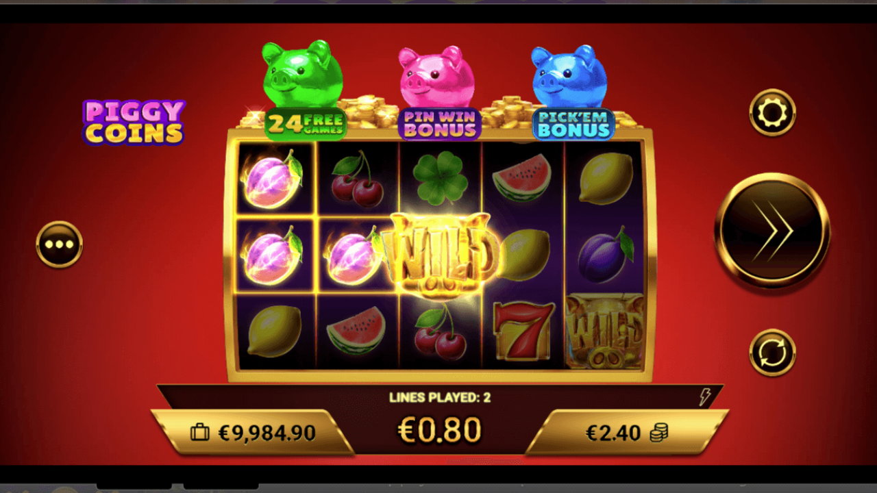 Símbolo Wild no Jogo Base de Piggy Coins Destaque do símbolo Wild aparecendo no jogo base de Piggy Coins, aumentando o potencial de ganho com 30 linhas fixas.