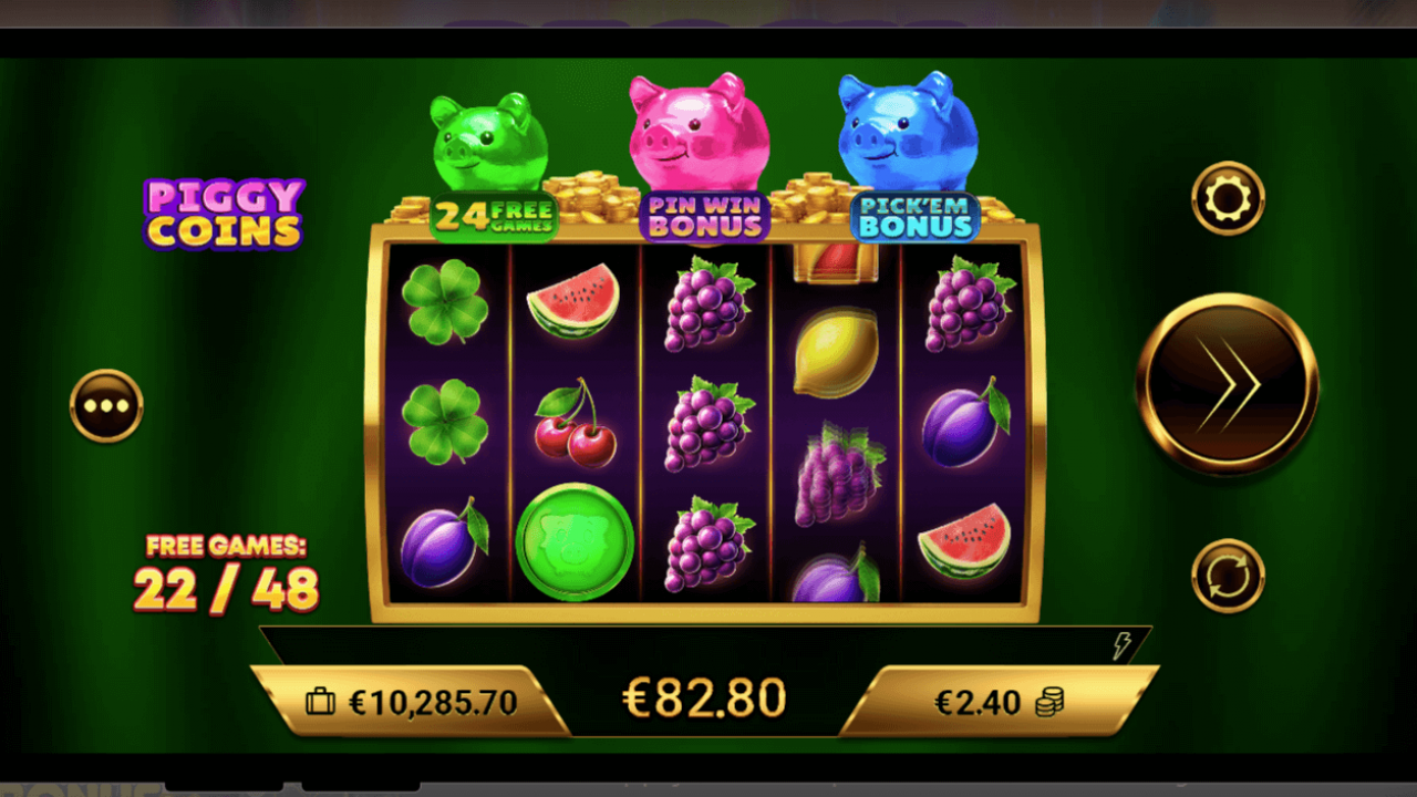 Giros Grátis em Piggy Coins – Gameplay Início da funcionalidade de Giros Grátis em Piggy Coins, com jogabilidade que inclui wilds adicionais e novas oportunidades de bônus, ativada quando o cofrinho verde é preenchido.