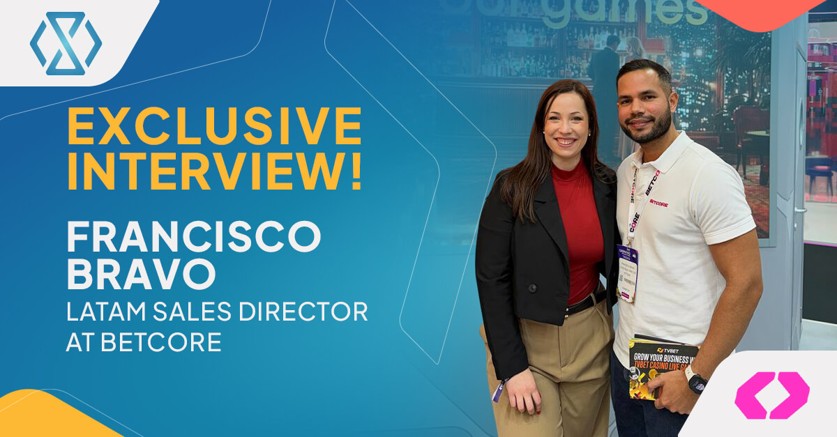 Francisco Bravo, Diretor de Vendas LATAM da Betcore, ao lado de uma representante da Timeless Tech na ICE Barcelona durante uma entrevista exclusiva sobre a evolução do iGaming em 2026.